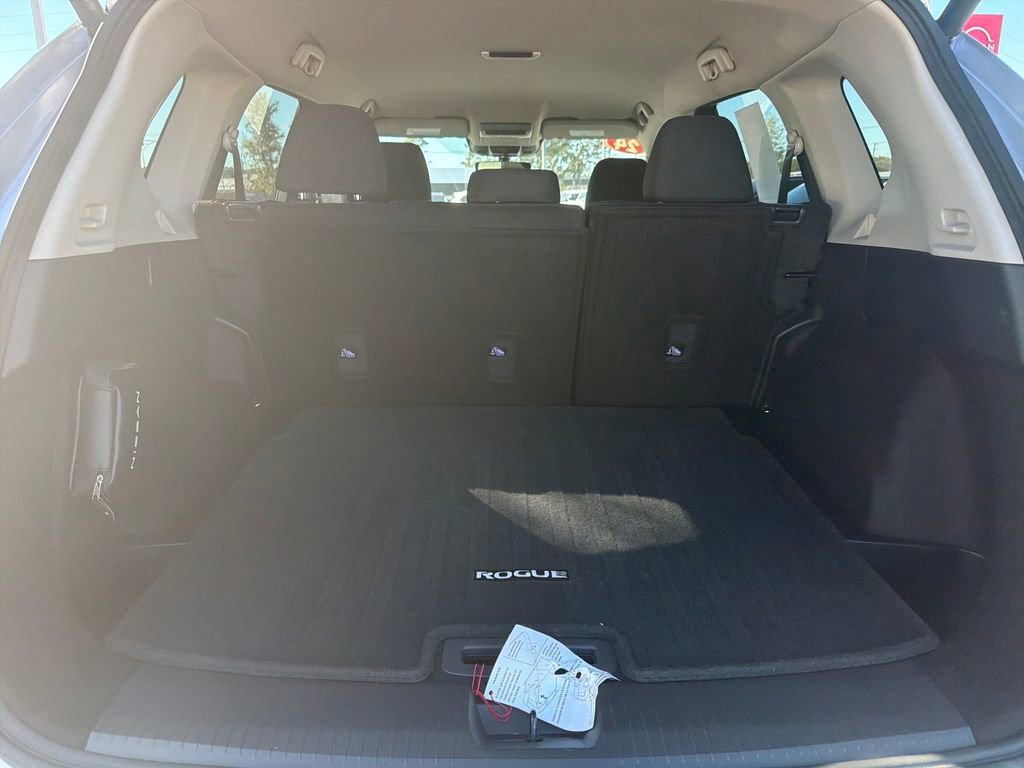 Used 2024 Nissan Rogue SV image 11