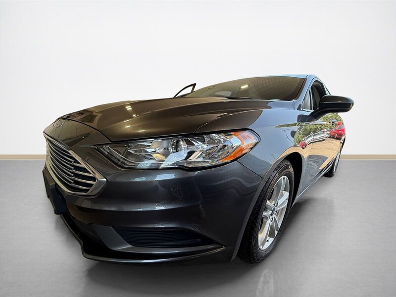 Used 2018 Ford Fusion SE w/ Fusion SE Technology Package FWD image 8