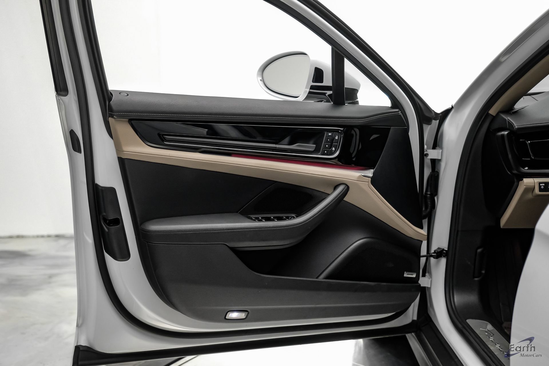 Used 2025 Porsche Panamera w/ Premium Package image 74