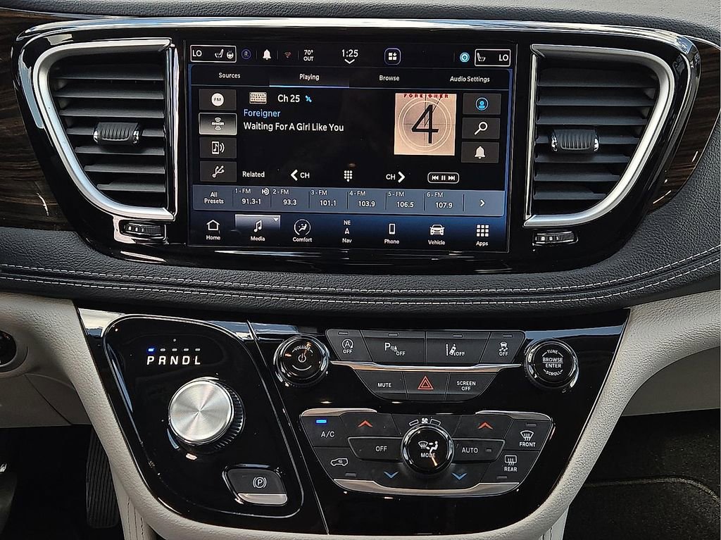 Used 2023 Chrysler Pacifica Limited image 13