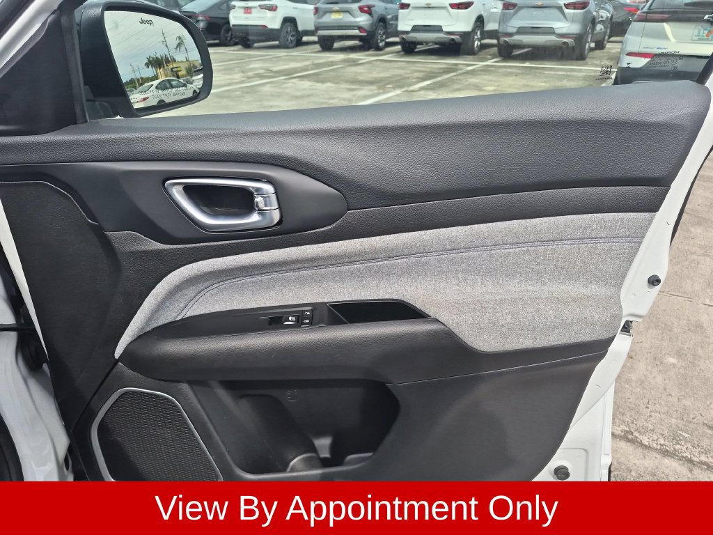 Used 2025 Jeep Compass Latitude AWD/4WD image 32