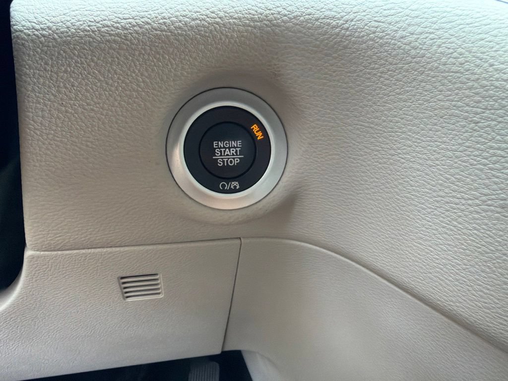 Used 2024 Chrysler Pacifica Limited FWD image 13