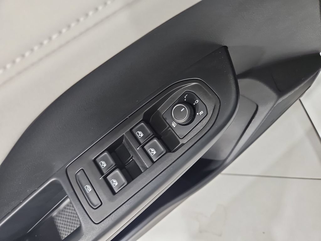 Used 2025 Volkswagen Taos SE w/ Panoramic Sunroof Package FWD image 14