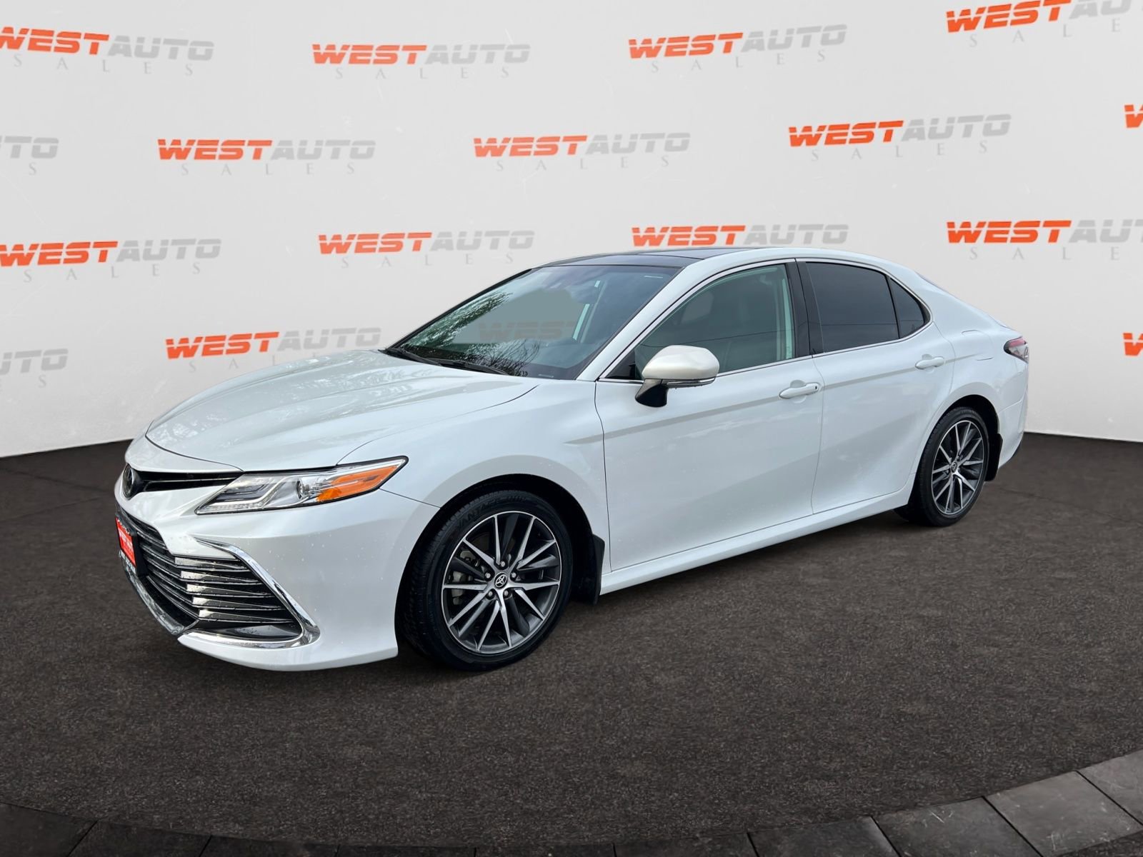 Used 2022 Toyota Camry XLE w/ Navigation Package image 1