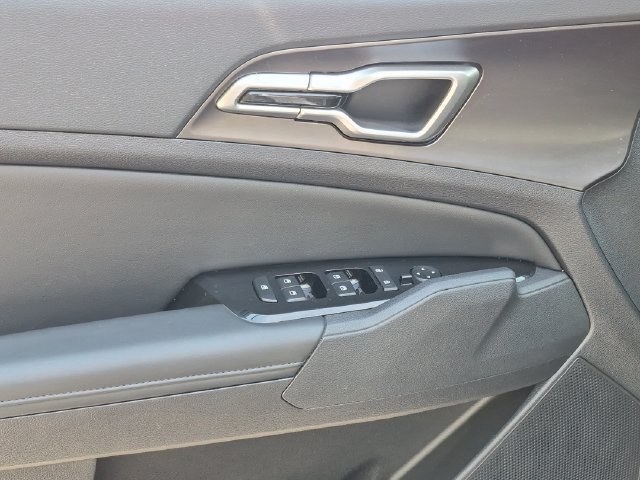 Used 2025 Kia Sportage EX FWD image 11