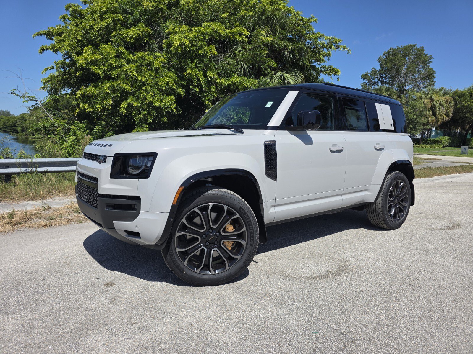 New 2026 Land Rover Defender 110 OCTA AWD/4WD image 1