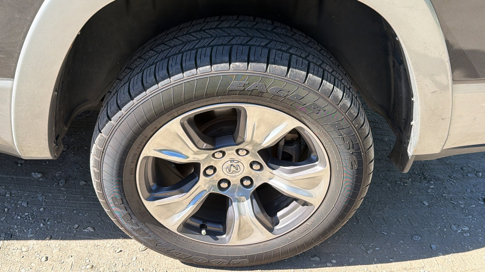 Used 2019 RAM 1500 Laramie AWD/4WD image 12