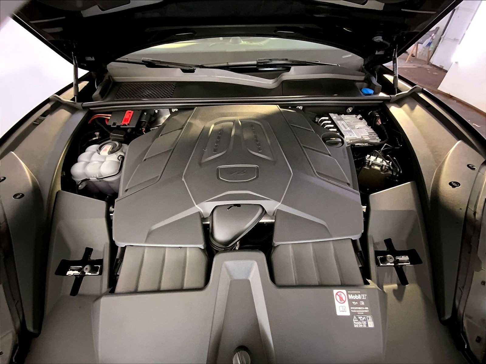 Certified 2025 Porsche Cayenne image 32