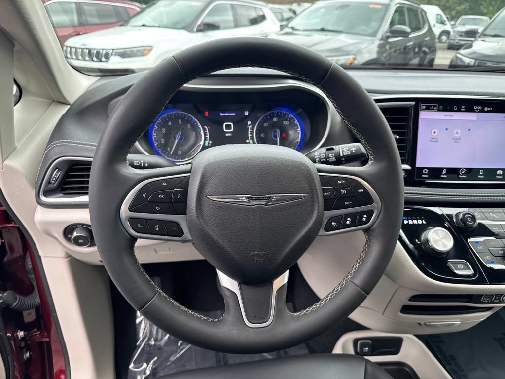 Used 2023 Chrysler Pacifica Touring-L FWD image 15