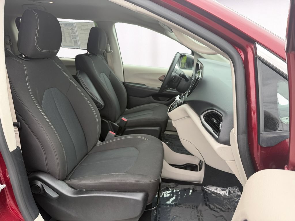 Used 2023 Chrysler Voyager LX FWD image 15