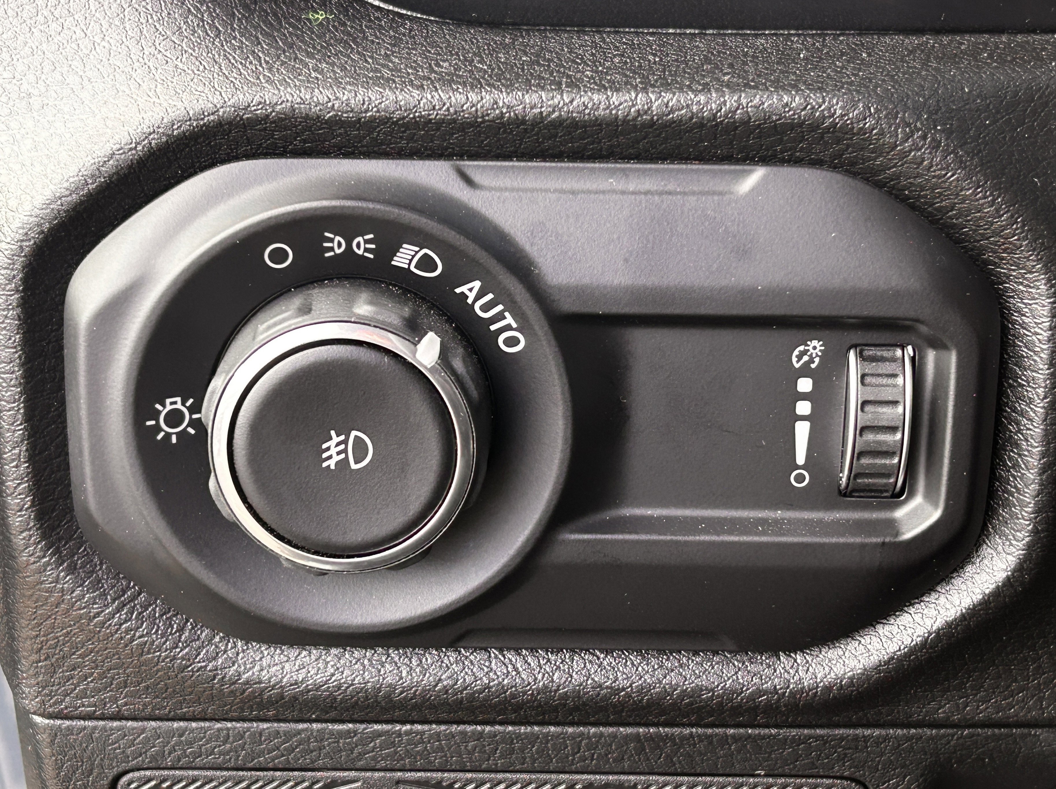 Certified 2025 Jeep Wrangler Sport AWD/4WD image 11