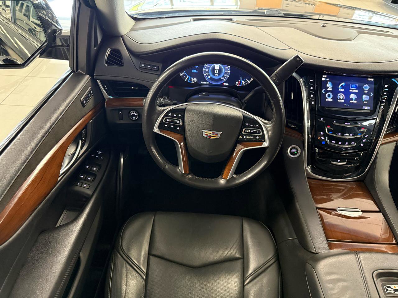 Used 2018 Cadillac Escalade Luxury AWD/4WD image 14