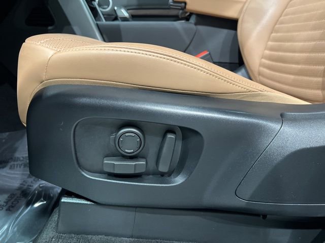 Used 2024 Land Rover Discovery Dynamic SE AWD/4WD image 18
