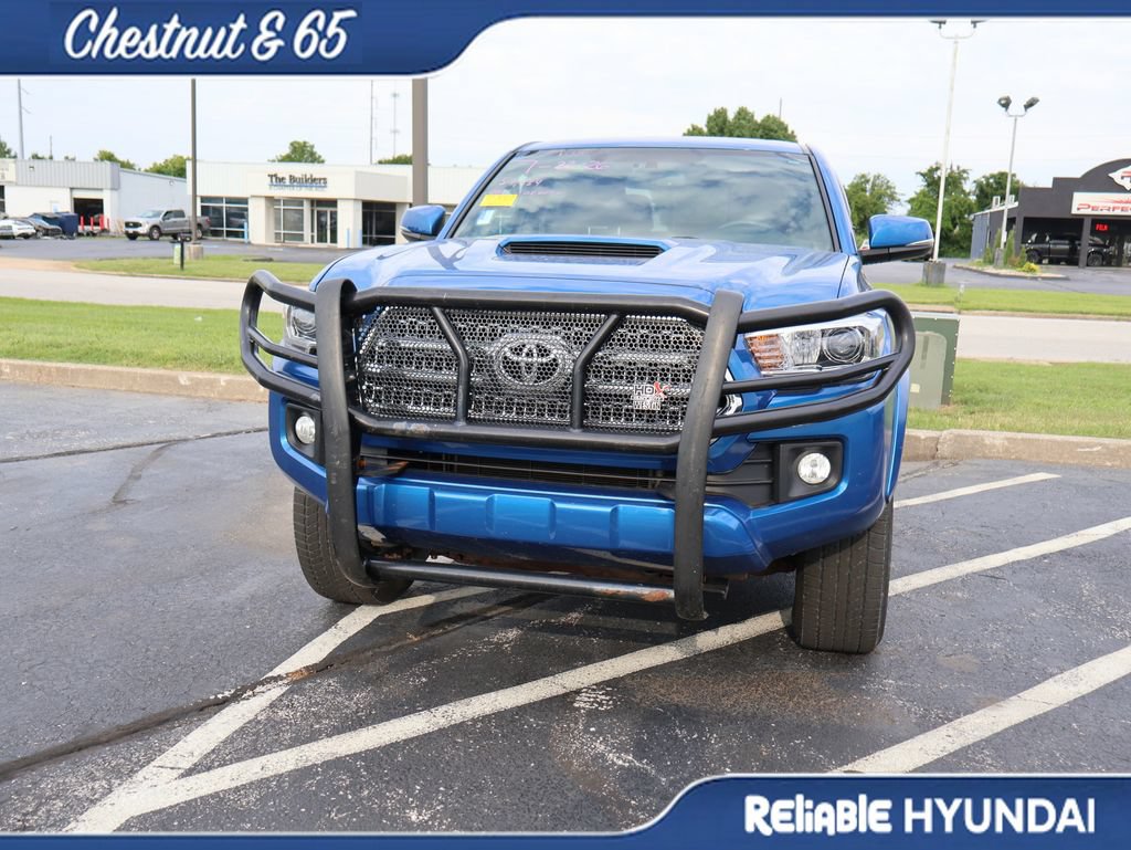Used 2017 Toyota Tacoma TRD Sport AWD/4WD image 7
