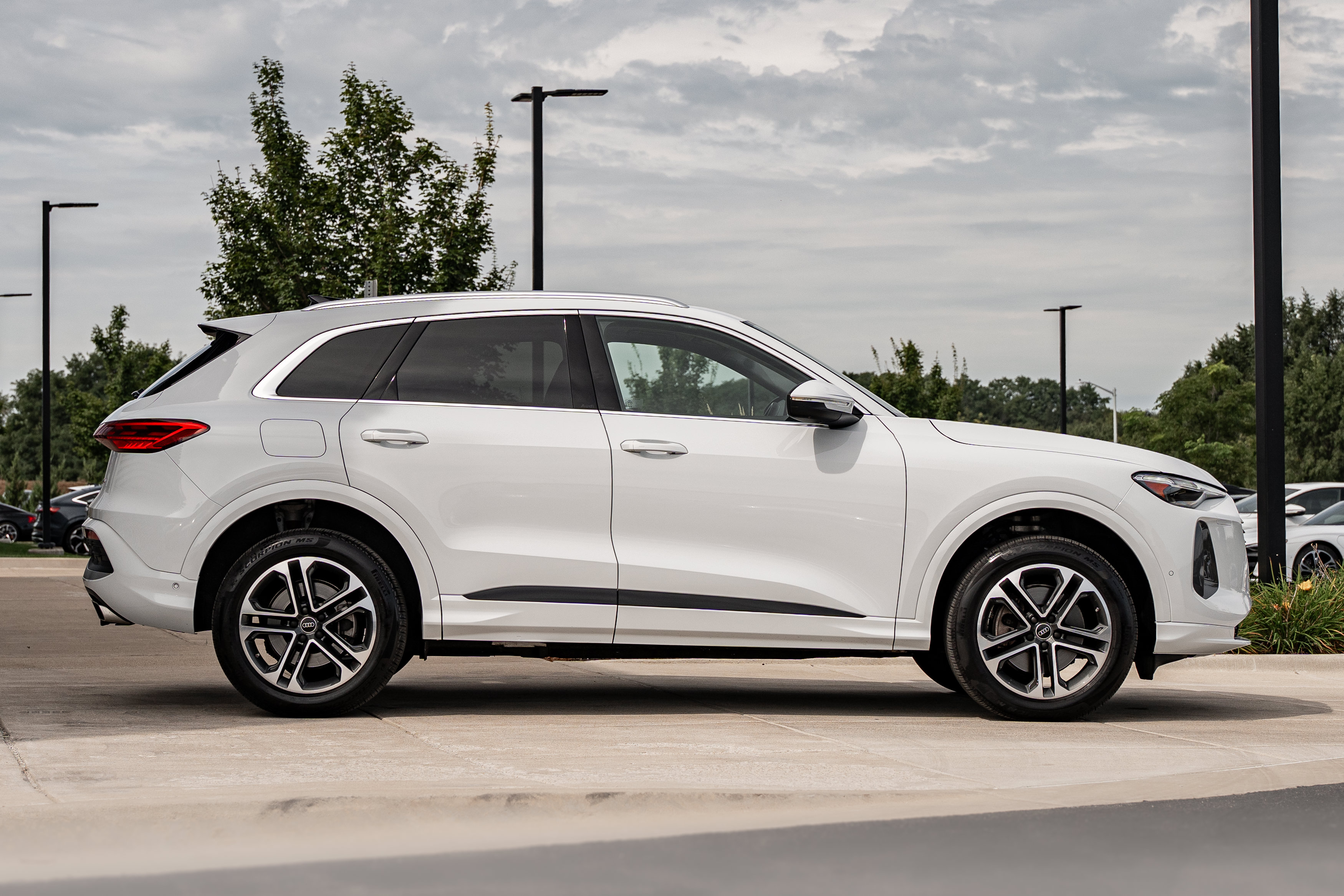 Certified 2025 Audi Q5 Premium Plus w/ Premium Plus AWD/4WD image 3