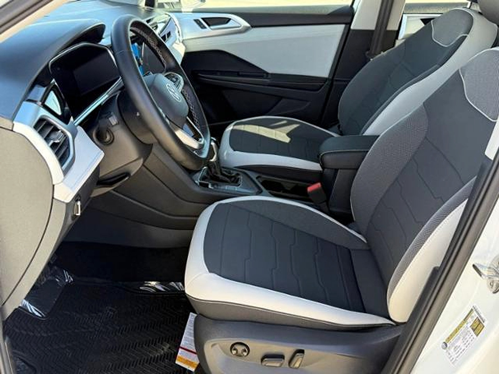 New 2026 Volkswagen Taos SE FWD image 11