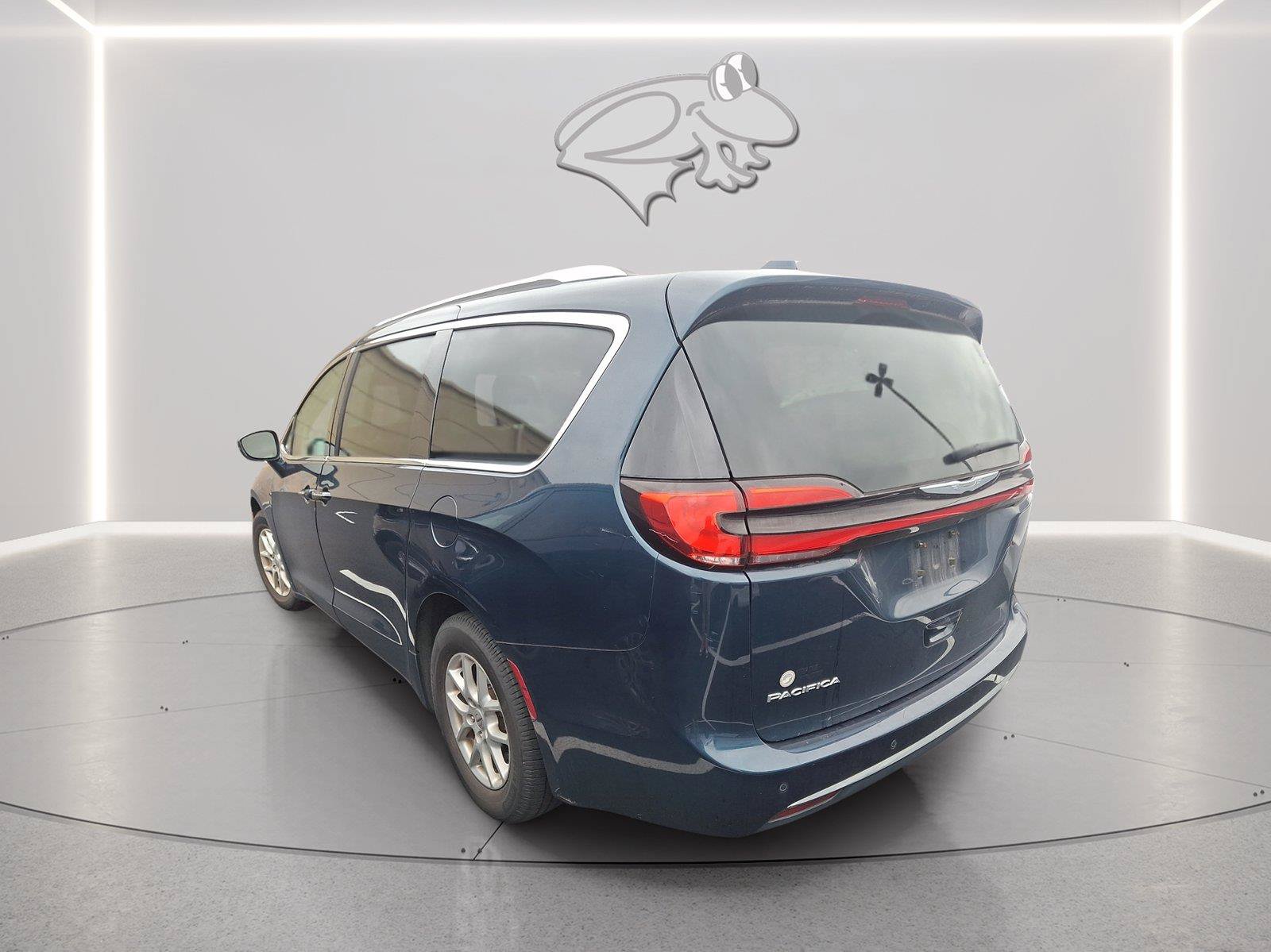 Used 2021 Chrysler Pacifica Touring-L w/ Uconnect Theater Family Group FWD image 2