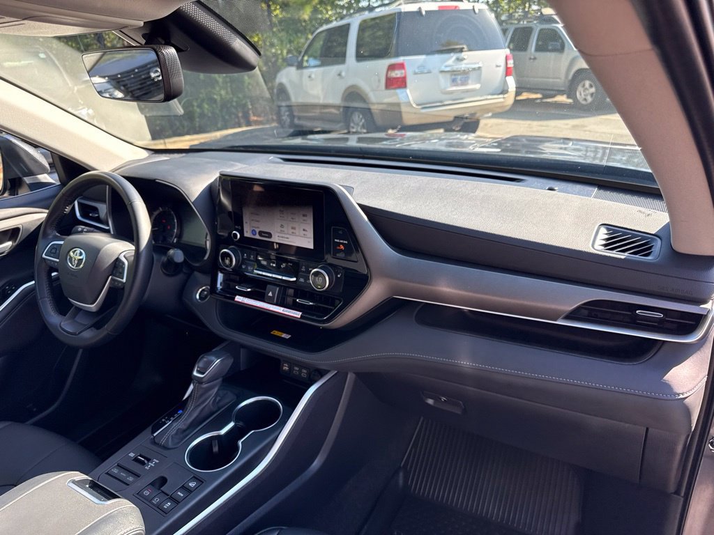 Used 2024 Toyota Highlander XLE AWD/4WD image 36