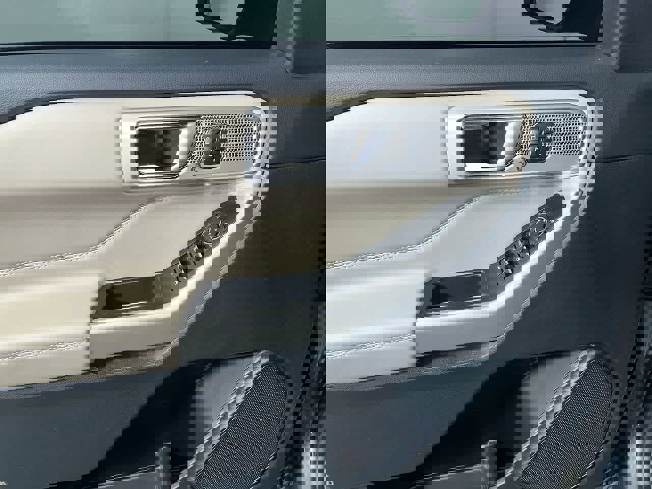 Used 2021 Ford Explorer Limited w/ Equipment Group 301A image 13