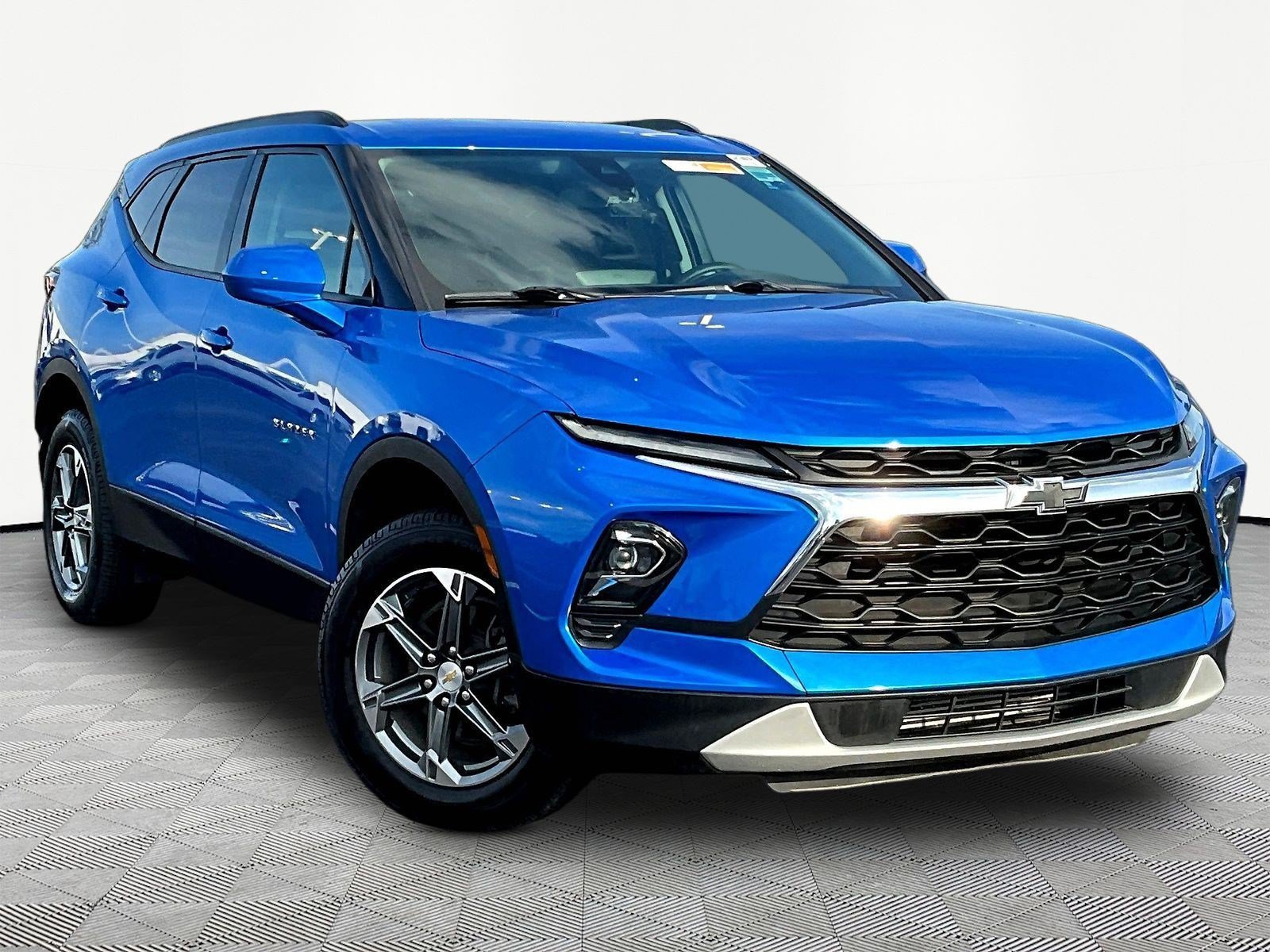Used 2024 Chevrolet Blazer LT w/ Convenience Package FWD image 3