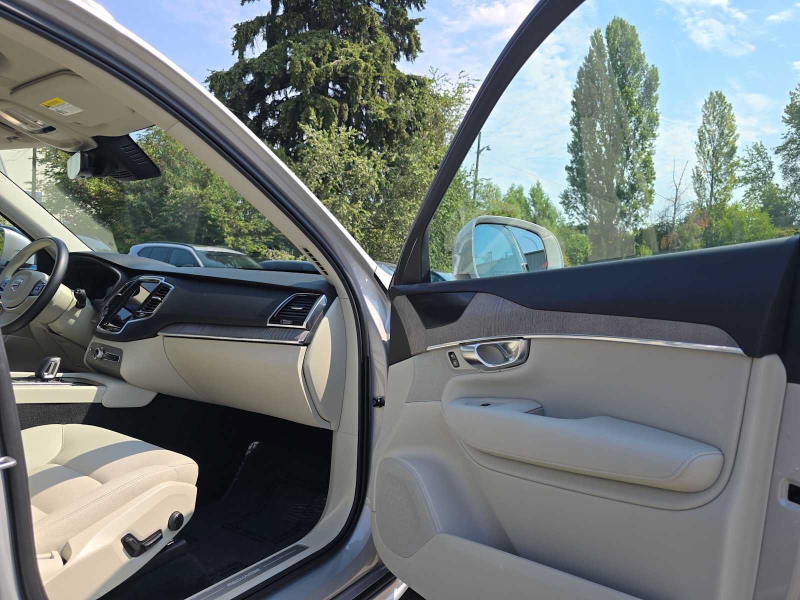 Certified 2023 Volvo XC90 T8 Plus AWD/4WD image 12