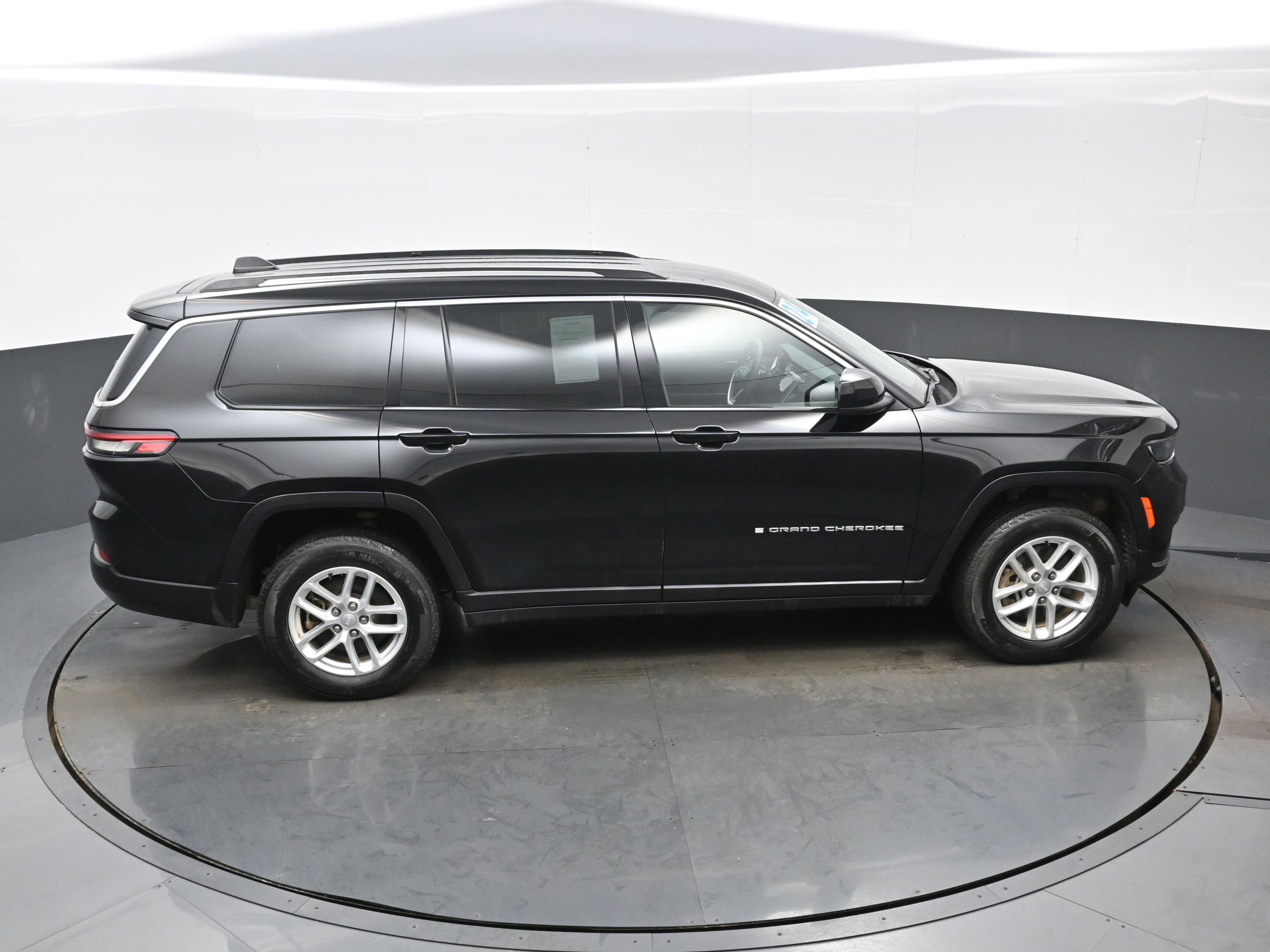Used 2024 Jeep Grand Cherokee L Laredo image 38