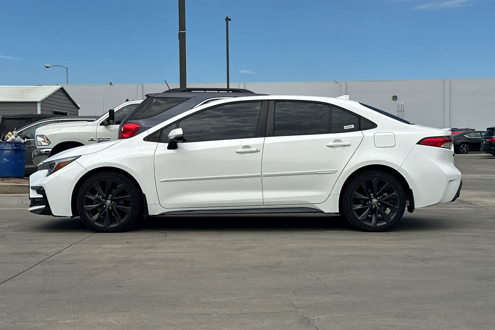 Used 2023 Toyota Corolla SE w/ SE Premium Package FWD image 6