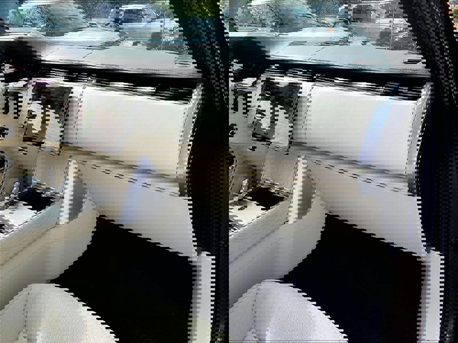 Used 2024 Land Rover Range Rover SE image 18