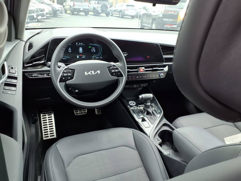 Used 2025 Kia Niro EX Touring FWD image 4
