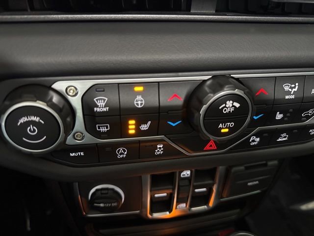 Used 2025 Jeep Wrangler Sahara image 6