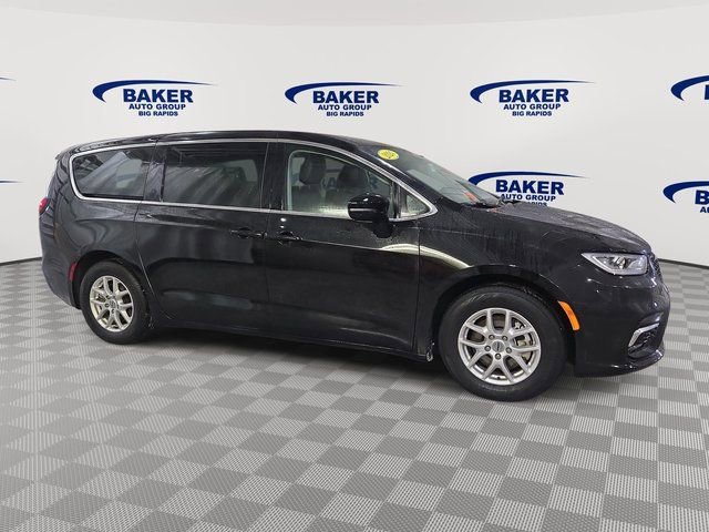 Used 2024 Chrysler Pacifica Touring-L image 2