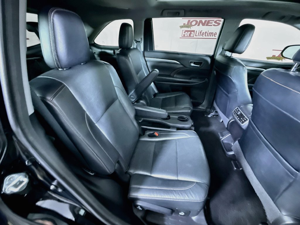 Used 2017 Toyota Highlander Limited Platinum AWD/4WD image 32