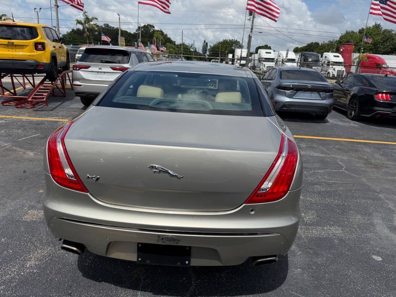 Used 2011 Jaguar XJ RWD image 5
