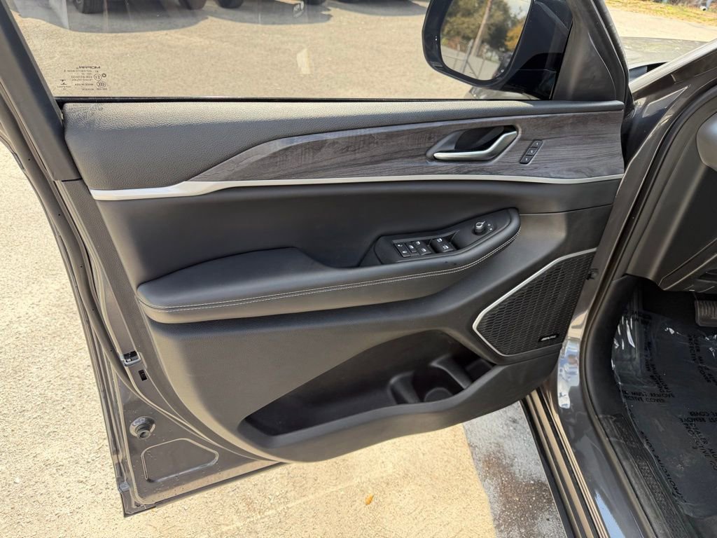 Certified 2022 Jeep Grand Cherokee Limited w/ Trailer Tow Prep Group (B) image 13