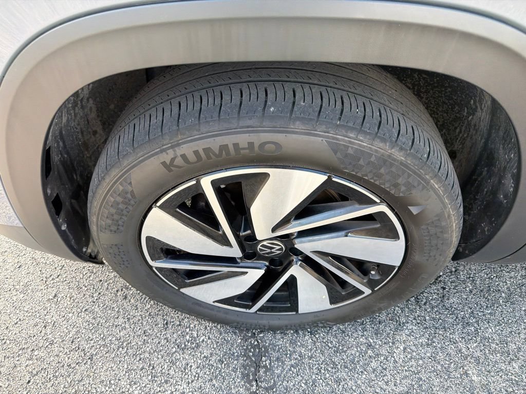 Used 2025 Volkswagen Atlas SE AWD/4WD image 4