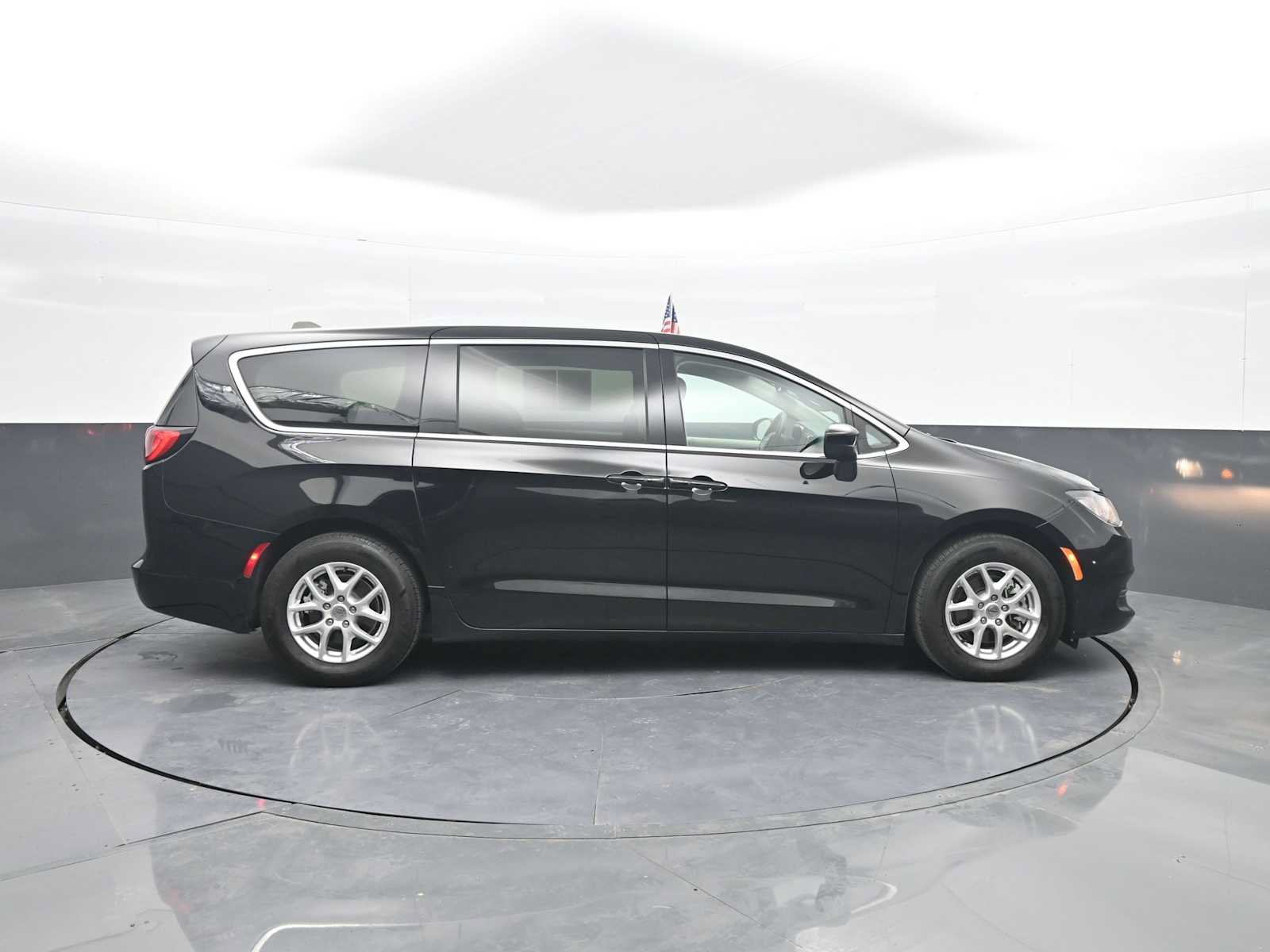 Used 2024 Chrysler Voyager LX FWD image 9