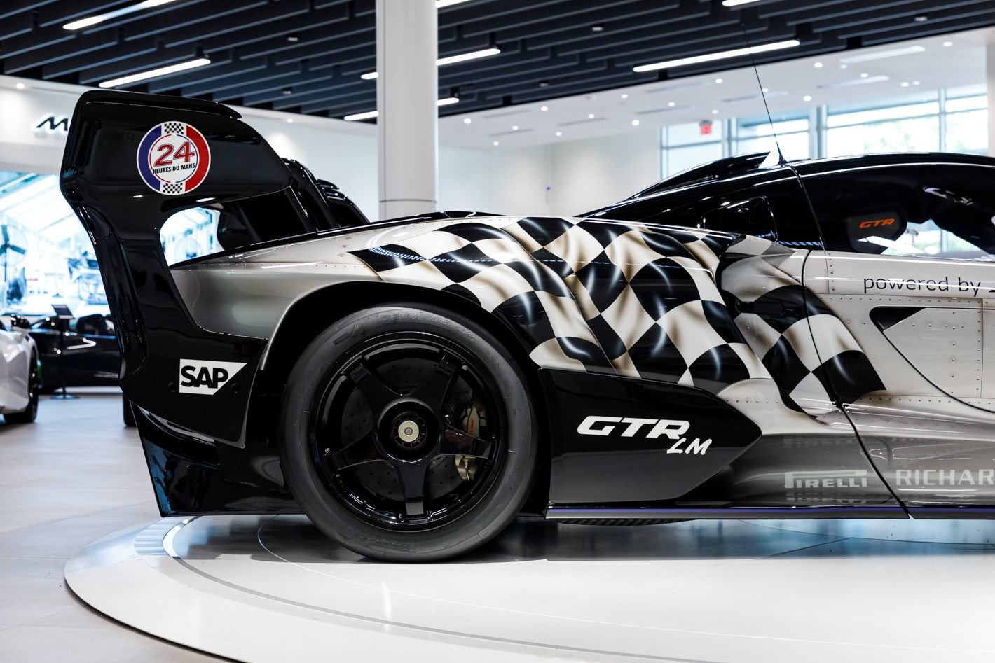 Used 2020 McLaren Senna RWD image 29