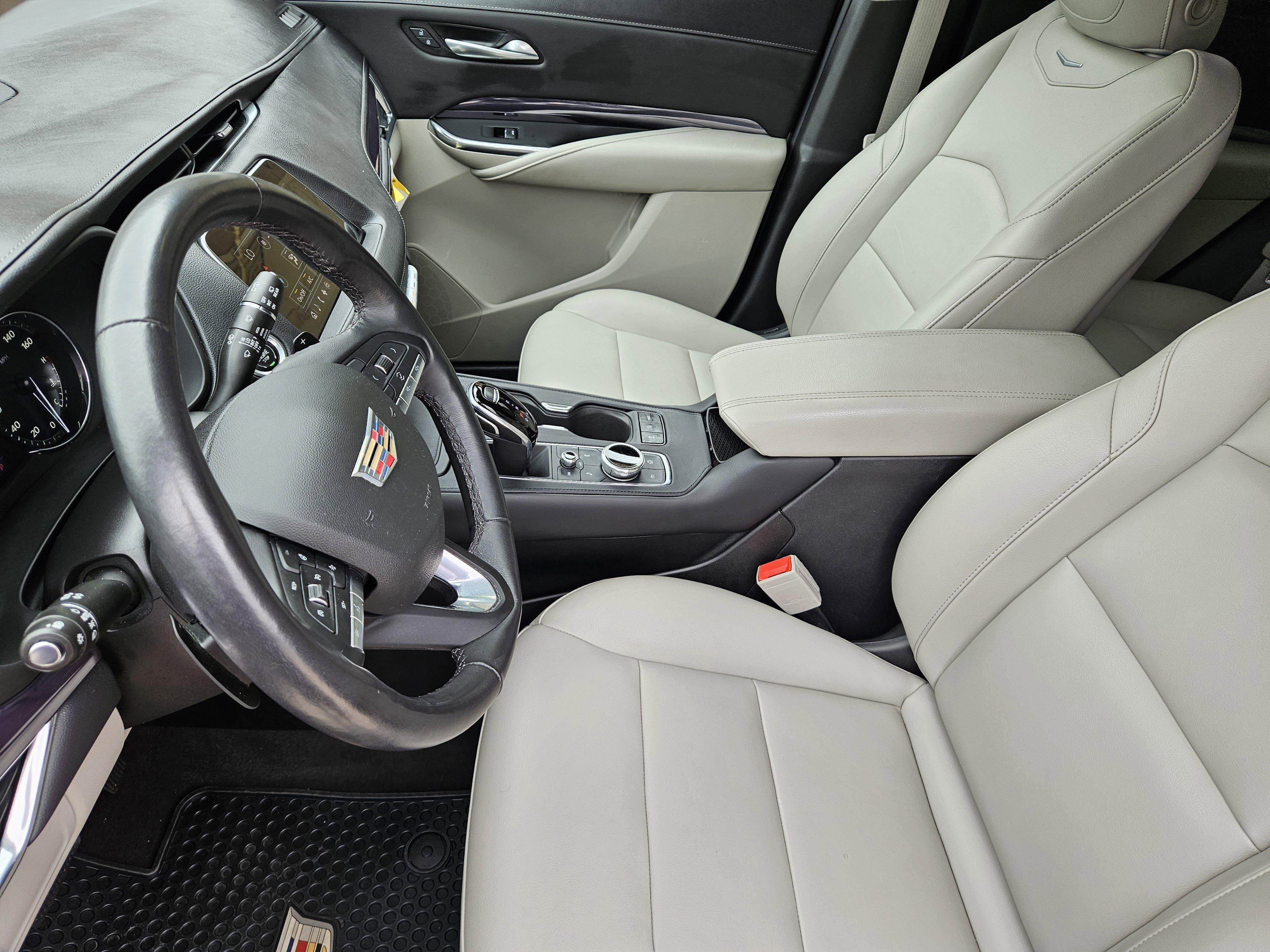 Used 2022 Cadillac XT4 Luxury w/ Cold Weather Package FWD image 11