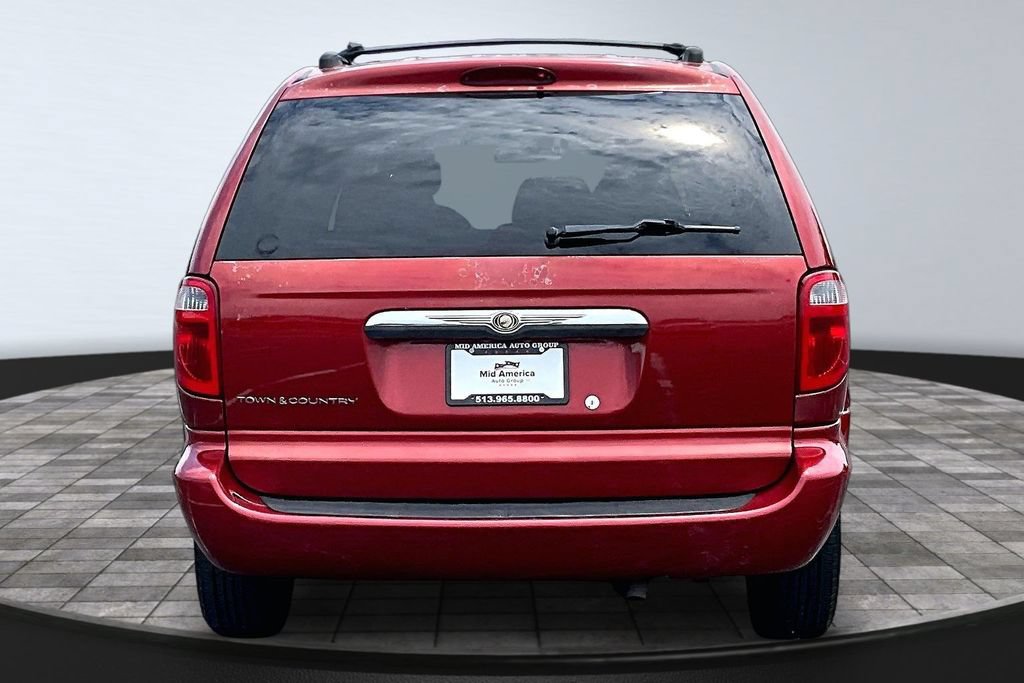 Used 2005 Chrysler Town & Country w/ Popular Equipment Group I FWD image 4