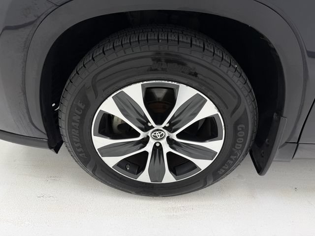 Used 2021 Toyota Highlander XLE FWD image 7