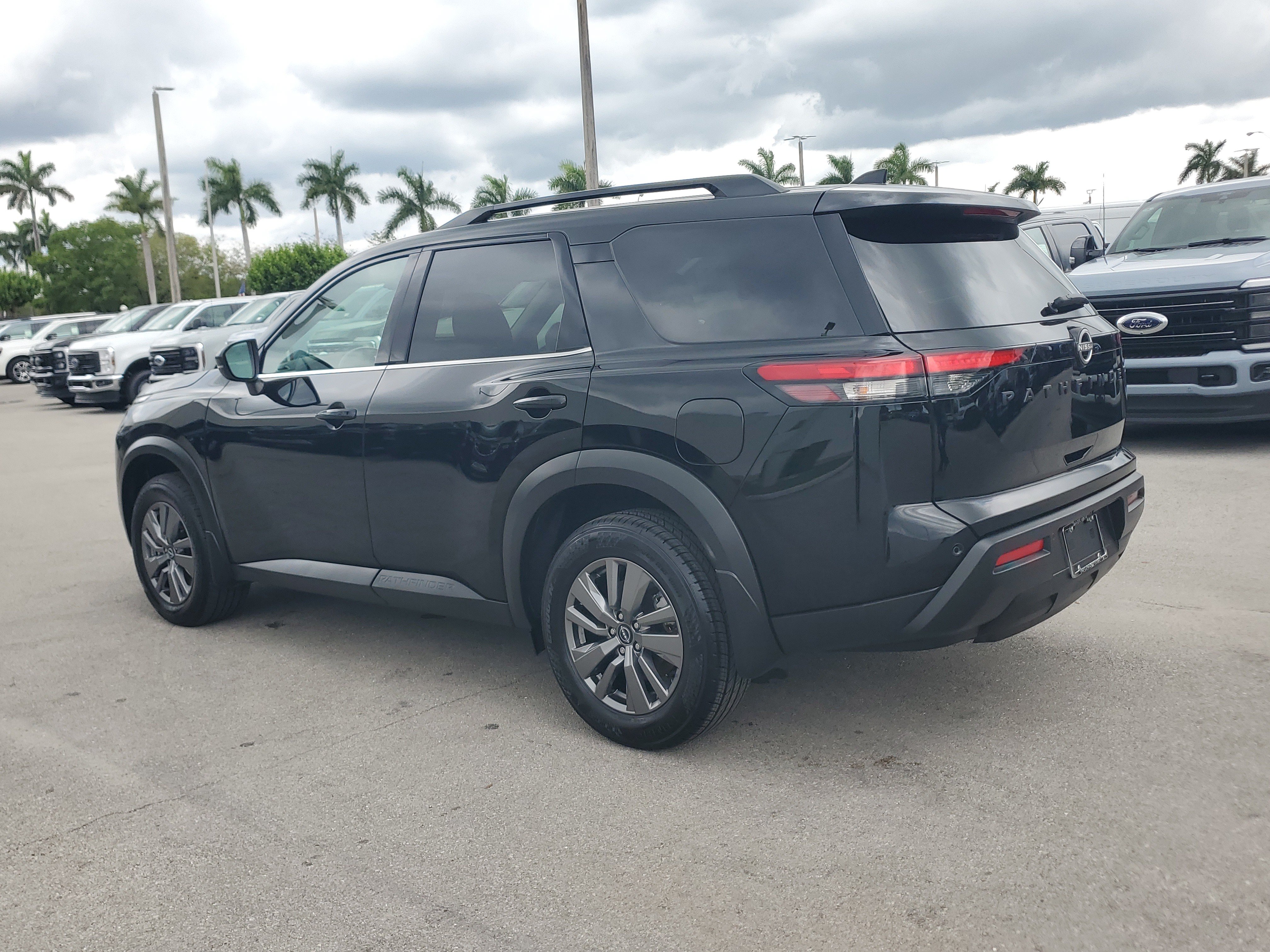 Certified 2025 Nissan Pathfinder SV w/ Black Appearance Package FWD image 7
