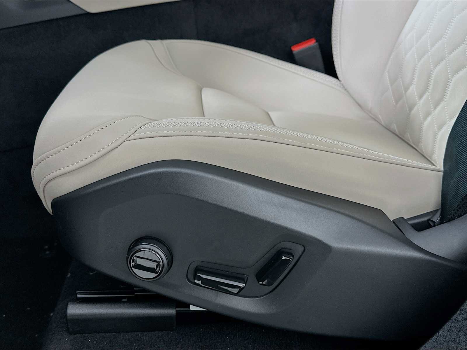 New 2026 Volvo XC90 B6 Plus w/ Protection Package Premier image 18