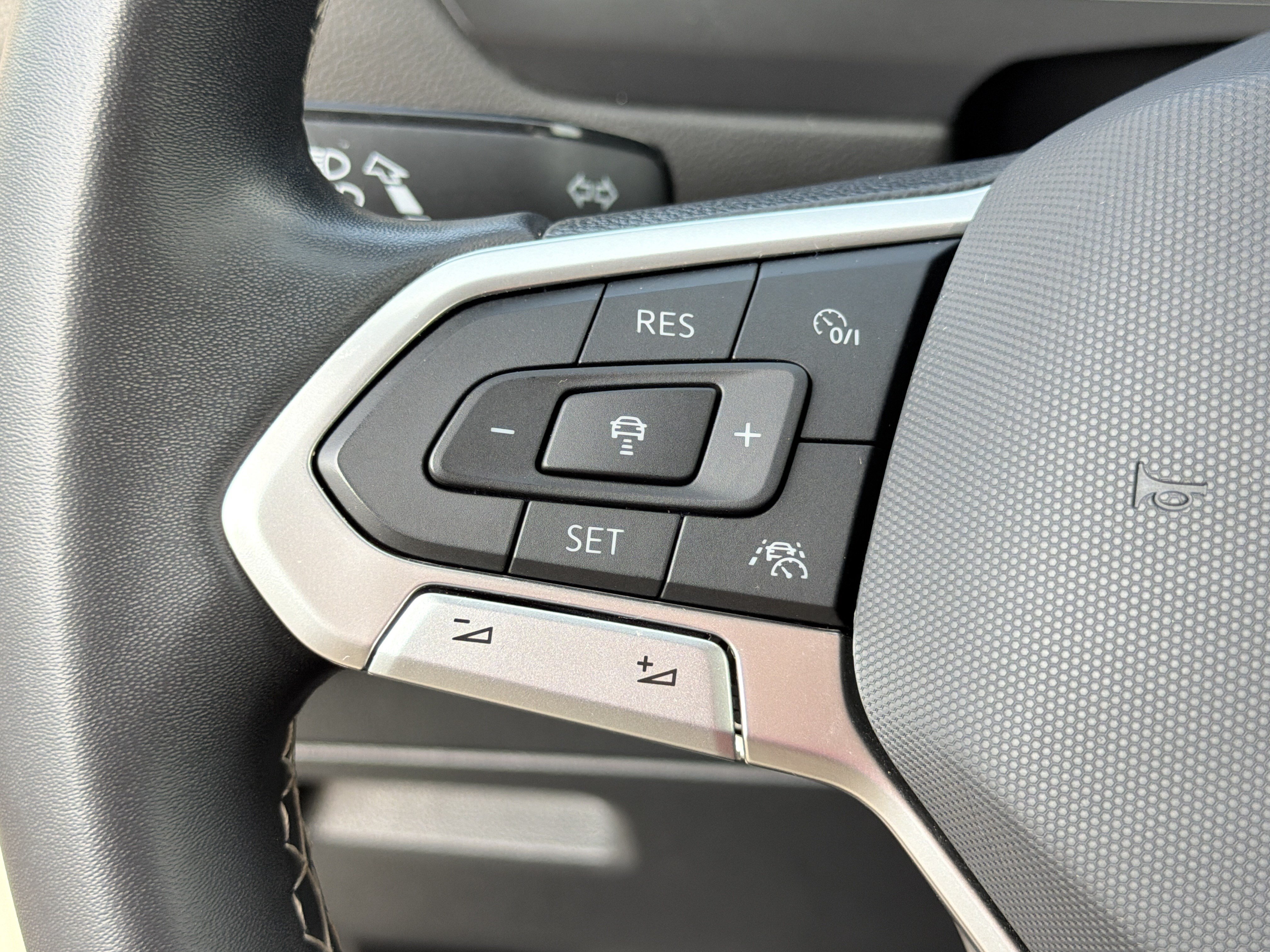 Used 2022 Volkswagen Tiguan SE FWD image 19