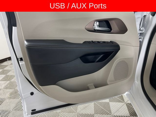 Used 2023 Chrysler Voyager LX image 12