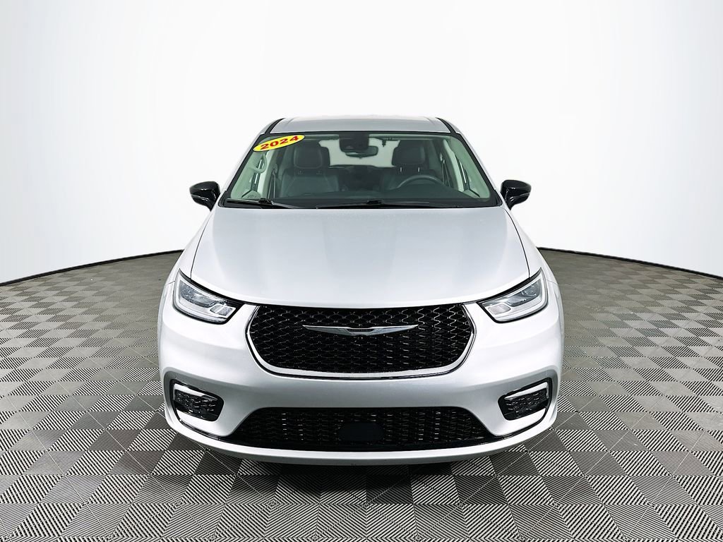 Certified 2024 Chrysler Pacifica Touring-L image 4