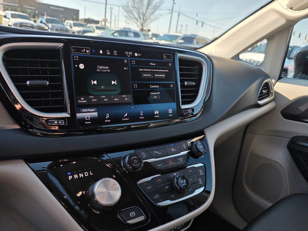 Used 2024 Chrysler Pacifica Touring-L image 26