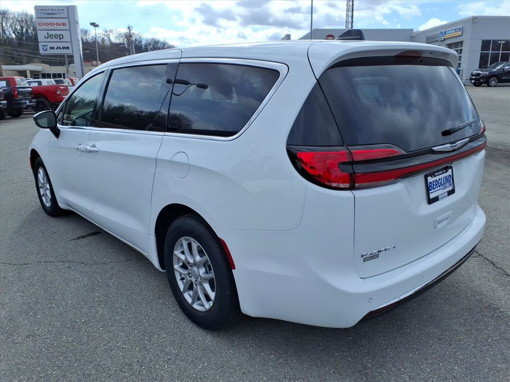 New 2026 Chrysler Pacifica Select image 6