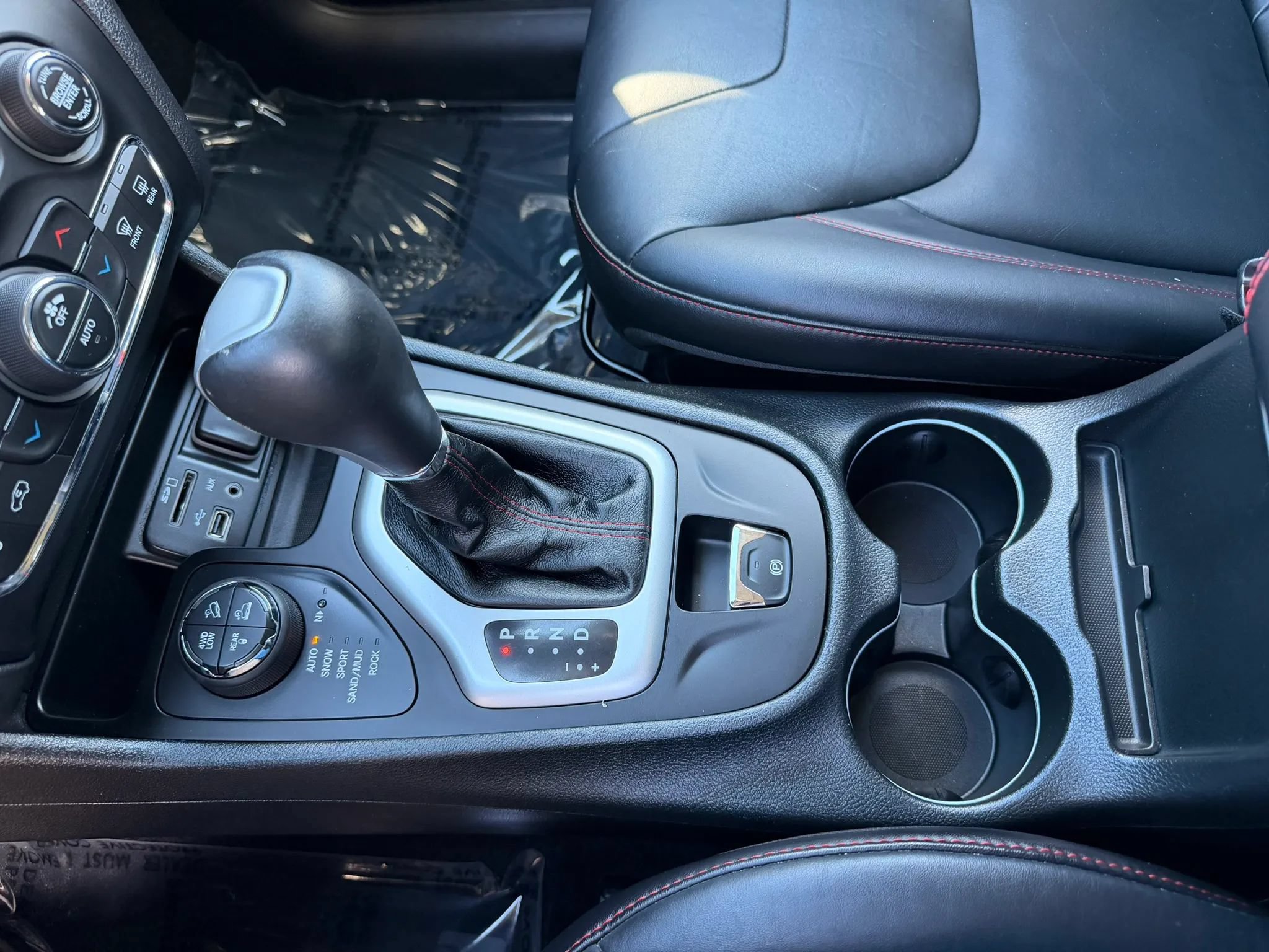 Used 2014 Jeep Cherokee Trailhawk w/ Technology Group AWD/4WD image 33
