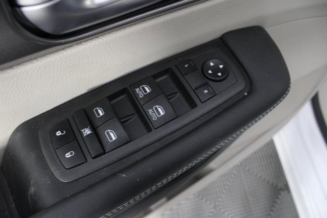 Used 2024 Chrysler Pacifica Select image 15