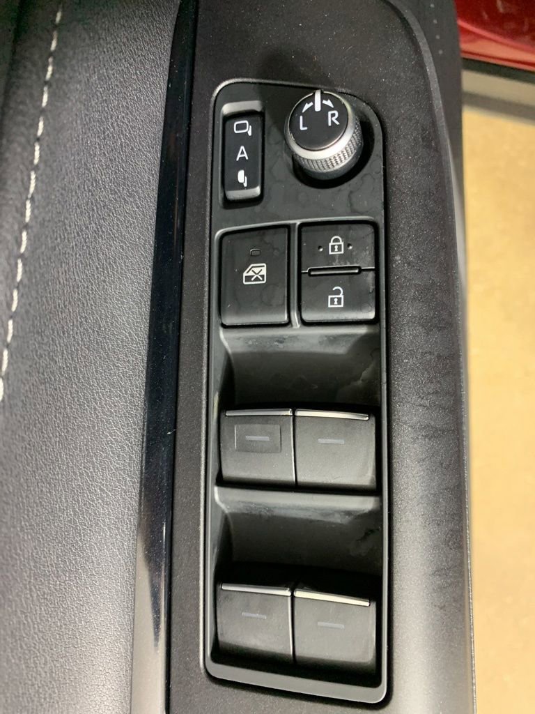 Used 2021 Toyota Venza LE AWD/4WD image 17
